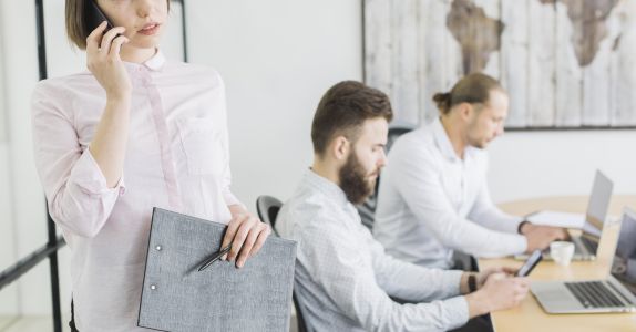 Аутсорсинг и аутстаффинг: в чем разница, каким компаниям подходит